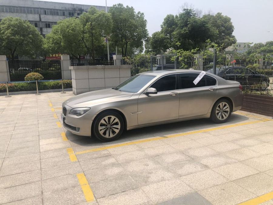 宝马车侧身