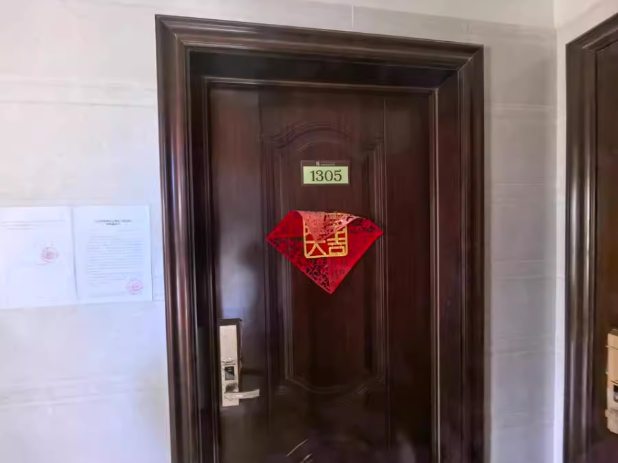 1728698175577